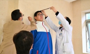 2 metre 21 santimetre boyuyla Guinness'e başvurdu