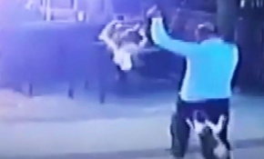 Köpeğiyle gezerken kedinin saldırısına uğradı