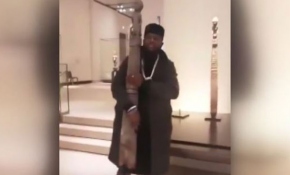 Afrikalı adamdan Louvre Müzesi'nde ilginç eylem