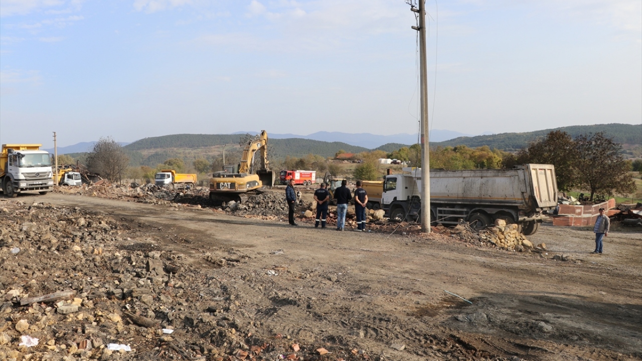 Ekipler, dün yoğun mücadele sonucu söndürülen yangının ardından bölgede iş makineleri yardımıyla çalışma yürütüyor. 