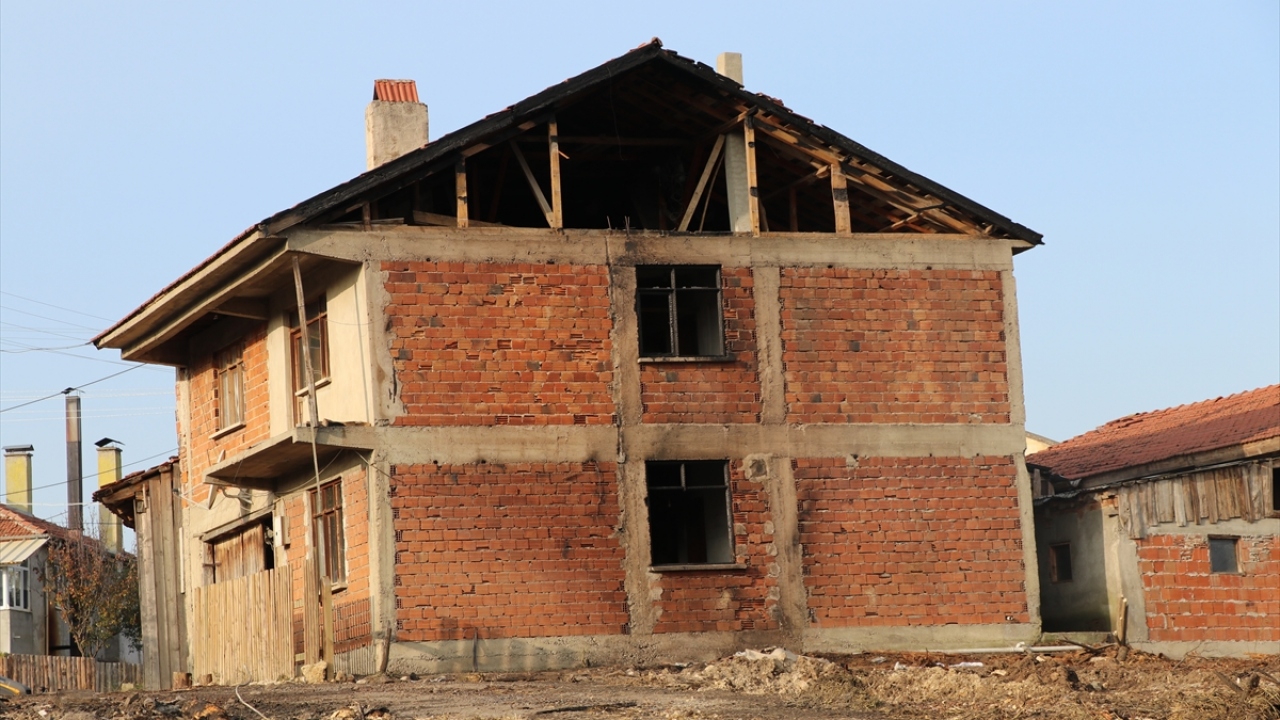 Evleri yanan bazı aileler geceyi, AFAD tarafından köyün yakınındaki arazide kurulan çadırda geçirdi.