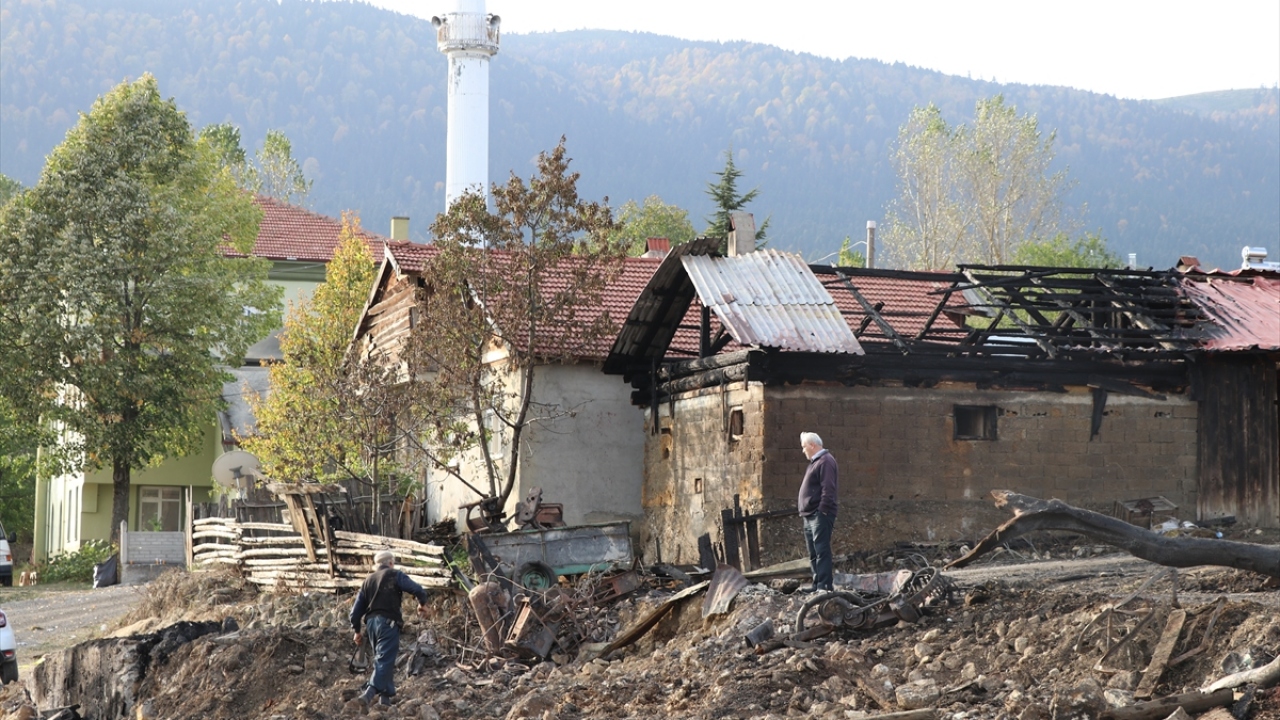 Sabahın erken saatlerinde yangın bölgesine gelen aileler, enkaz altında kalan eşyalarını aramaya başladı. Köylüler, zaman zaman duygusal anlar yaşadı. 