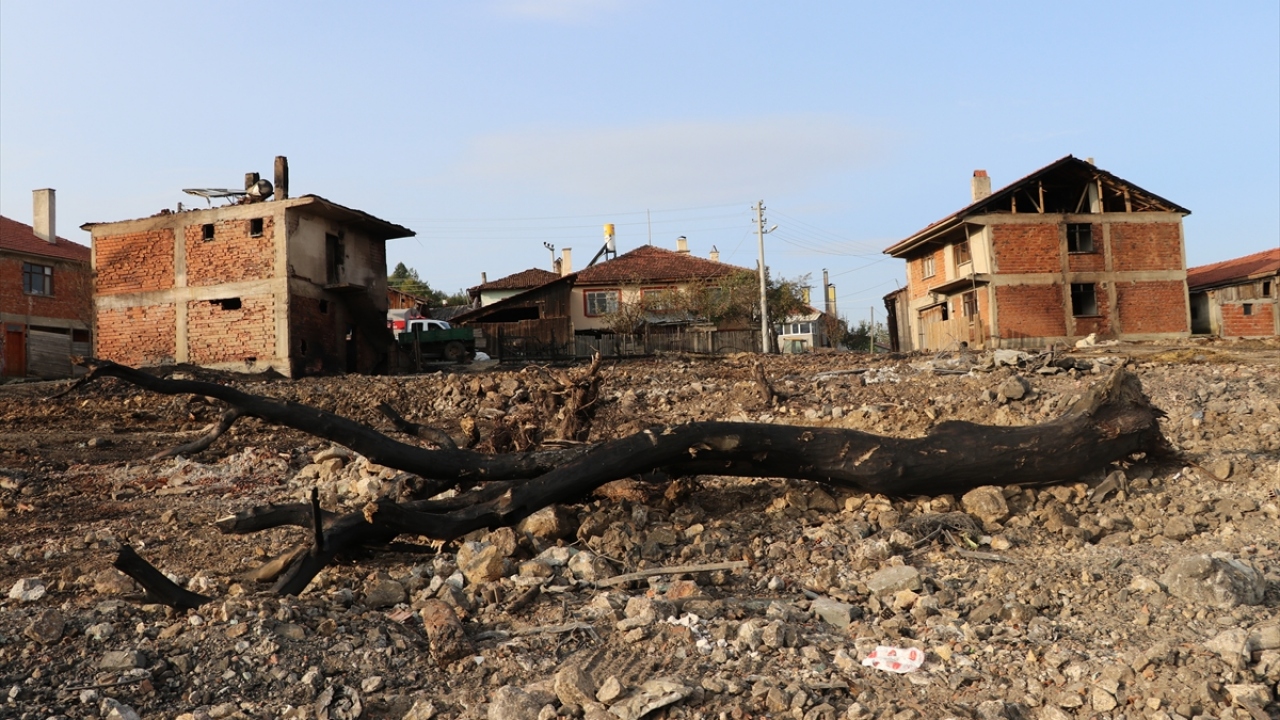 Ekiplerin enkaz kaldırma çalışmasının tamamlanmasının ardından bölgede hasar tespiti yapılacak.