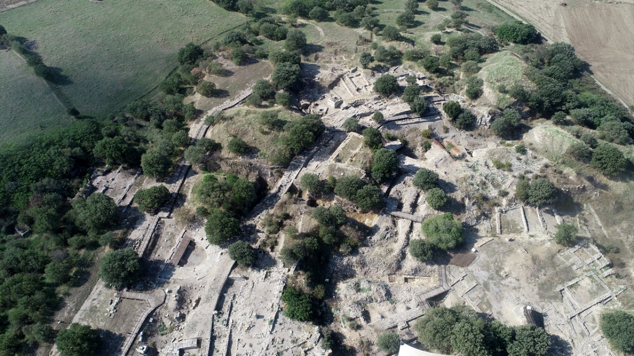Aslan, Troya Antik Kenti`nin, Homeros`un İlyada Destanı`nı yazıya geçirdiği milattan önce 730`lu yıllardan itibaren, destanda anlatılan kahramanlık öyküleriyle kutsal bir alana dönüştüğünü dile getirdi.