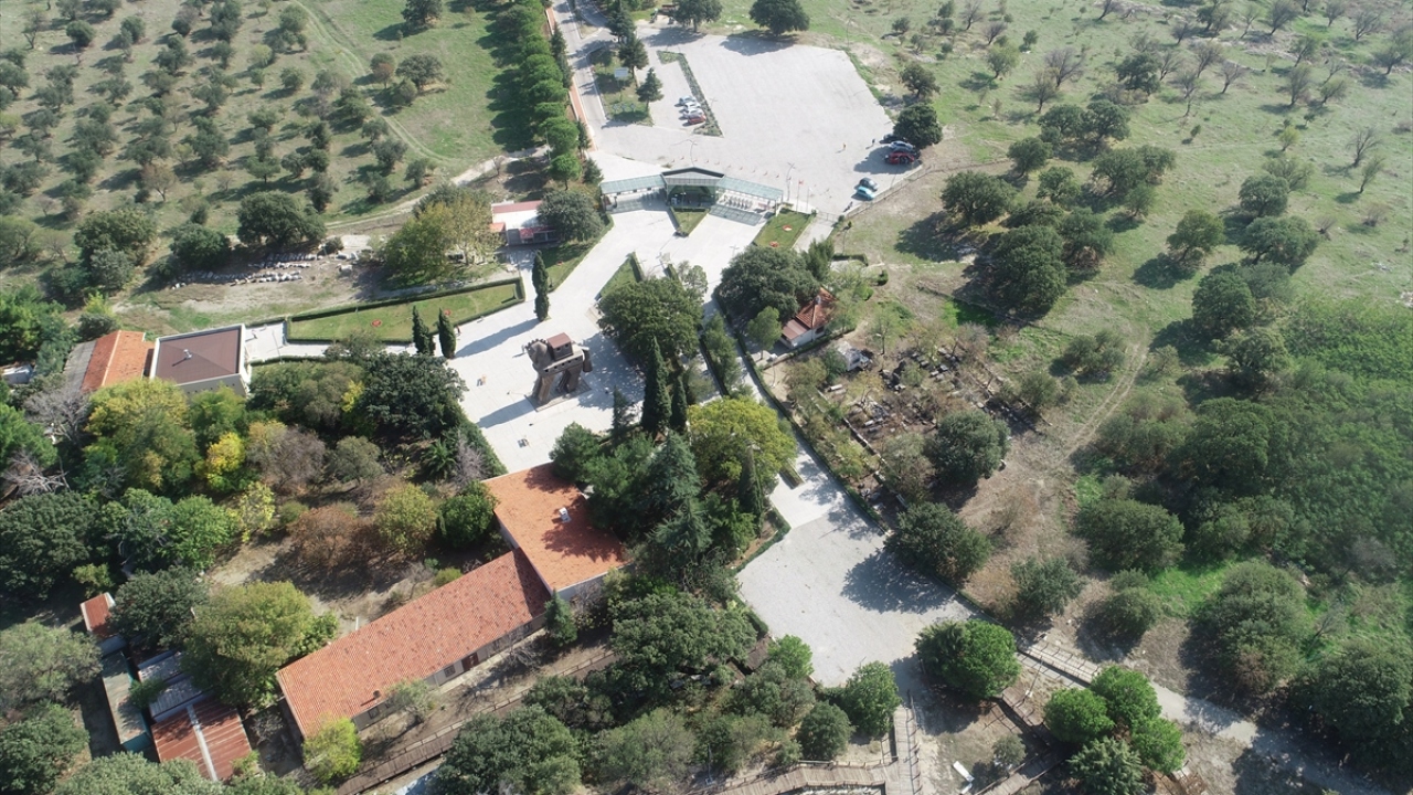 Troya`nın 10 katmanında, her zaman bu tahribatlardan çıkarak önemini devam ettirdiğinin belirlendiğine değinen Aslan, şunları söyledi: