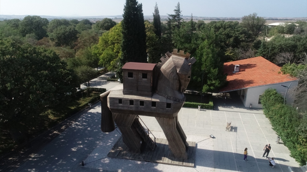 Prof. Dr. Aslan, Troya için savaşların, salgın hastalıkların ve bunun gibi önemli olayların eksik olmadığı bir yer nitelemesinde bulundu.