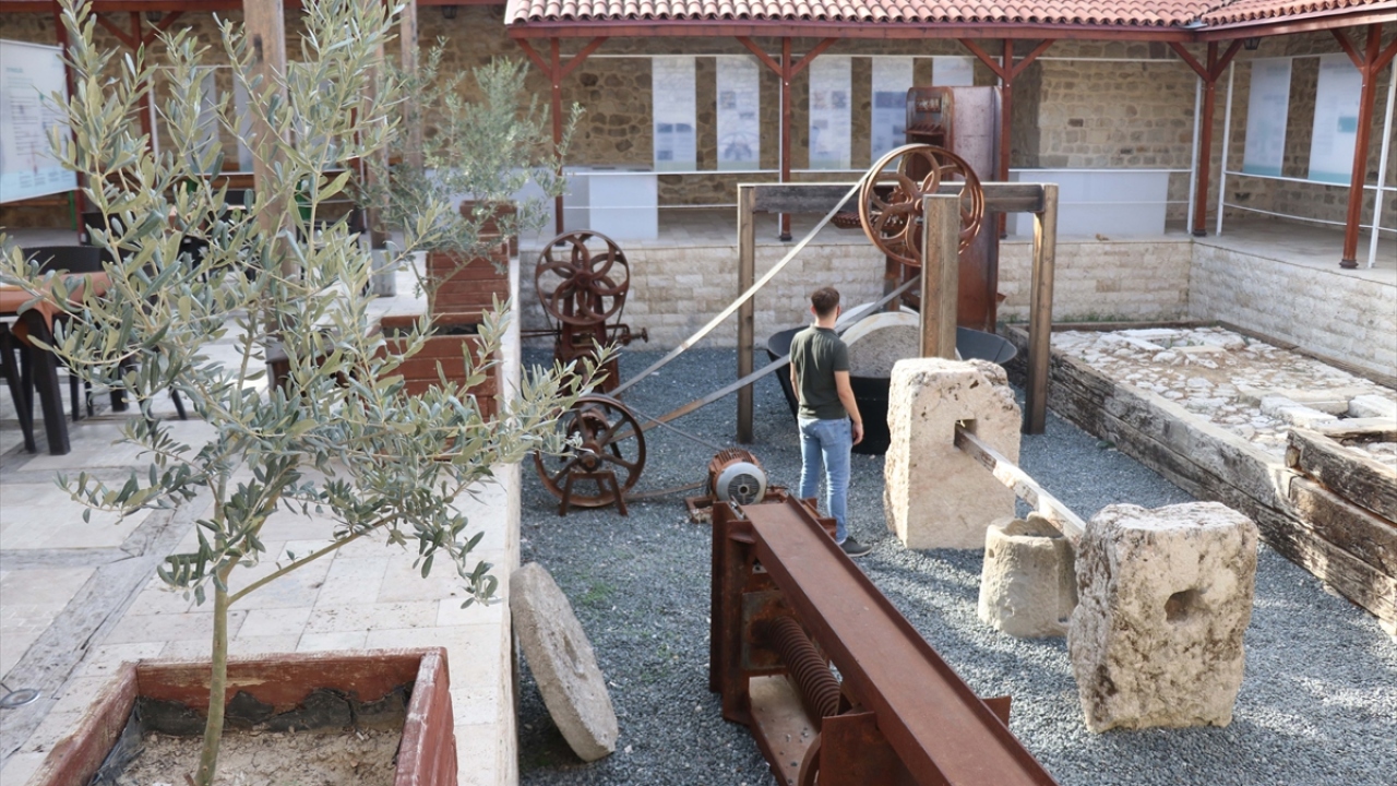Tarihi değerlerin restorasyonu, sokak güzelleştirmeleri, cam teras, zeytin müzesi gibi yatırımların tamamlandığı ilçede, asma köprü, ters ev, zipline gibi projelerin de önümüzdeki aylarda hizmete açılması planlanıyor. 