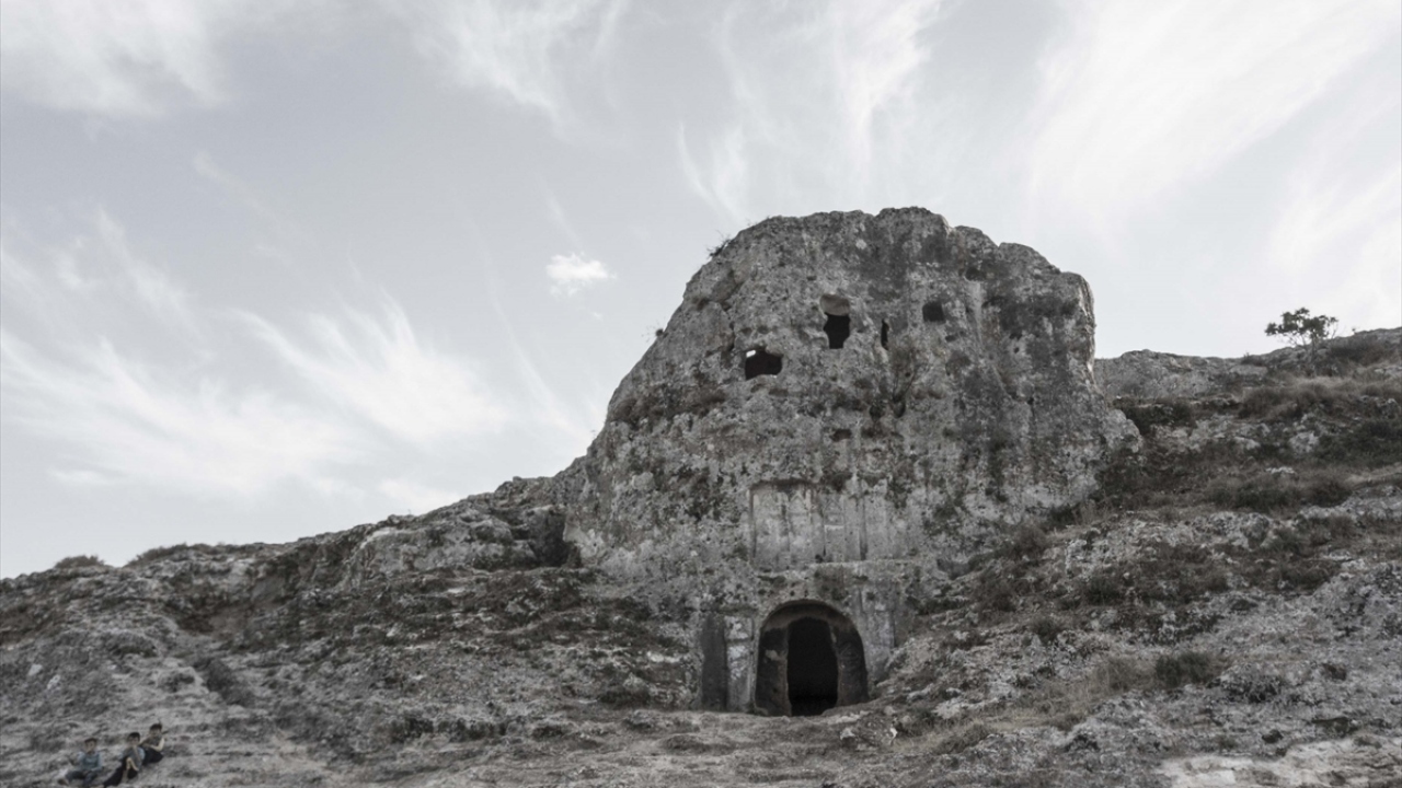 Altınözü Belediyesi ile Hatay Valiliği himayelerinde Doğu Akdeniz Kalkınma Ajansı`nın (DOĞAKA) projesiyle ilçeye cam teras kazandırıldığını aktaran Uygur, bunun da bölgenin ilk seyir terası olduğunu kaydetti. 