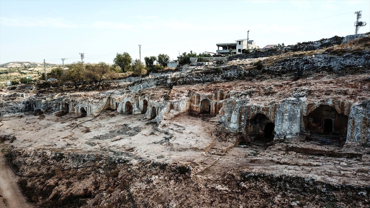Altınözü Belediye Başkanı Rıfat Sarı da ilçenin zenginliklerini, güzelliklerini değerlendirmek adına kısa, orta ve uzun vadeli projeler yaparak işe başladıklarını anlattı.  