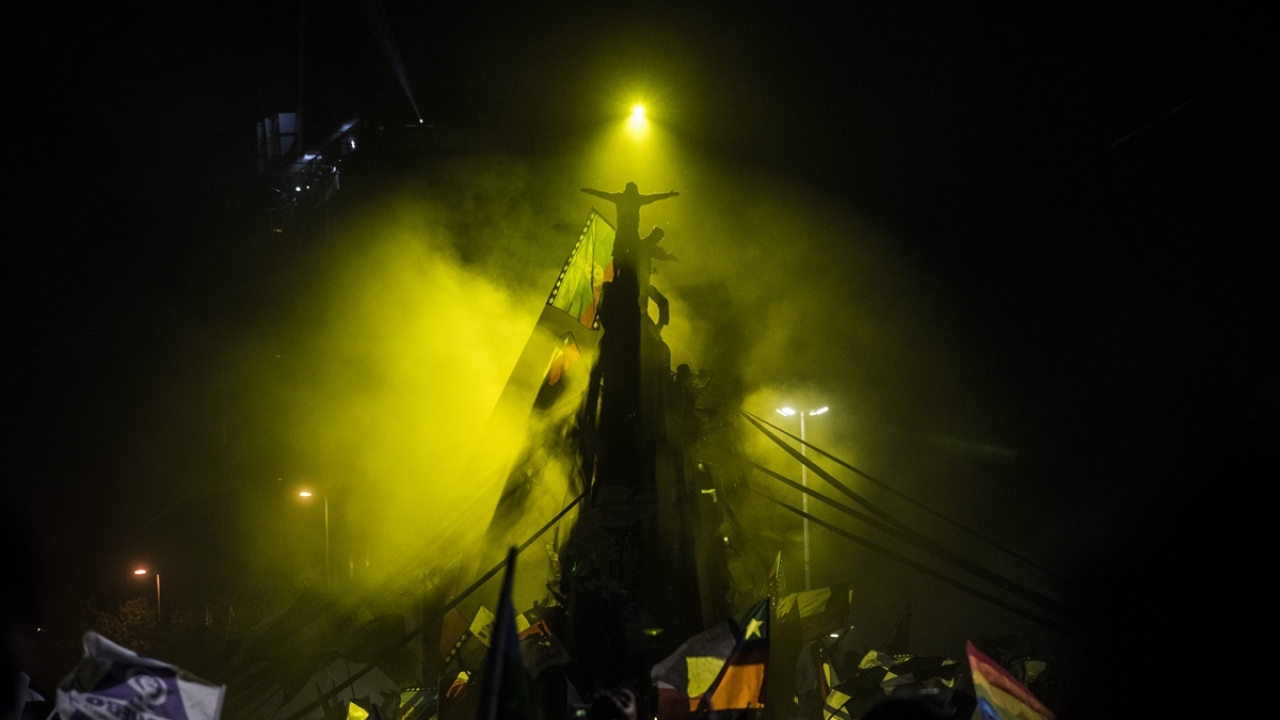 Resmi sonuçları beklerken reformu destekleyen vatandaşlar, Plaza Italia Meydanı`nda toplanarak gösteri düzenledi.
