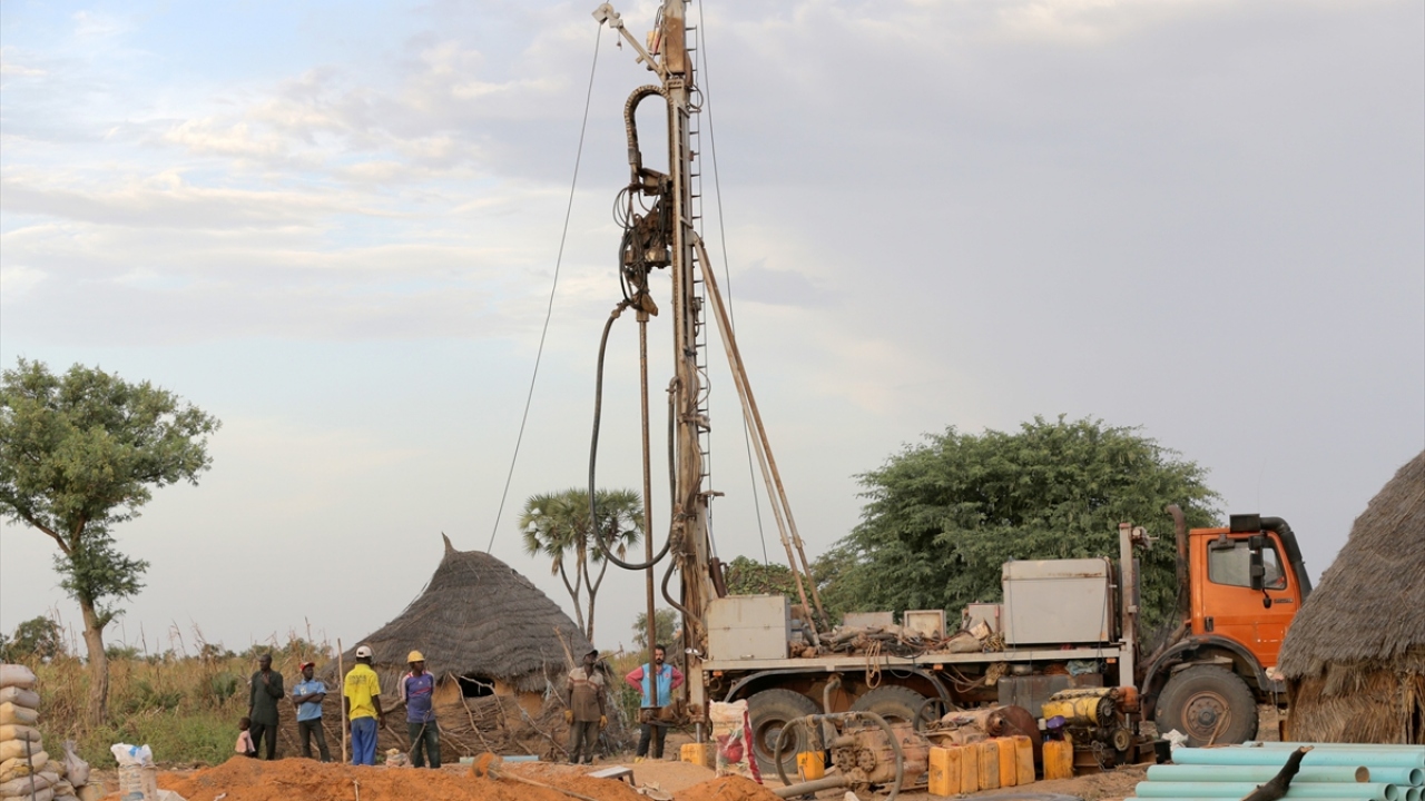 Vakıf tarafından 2014`te başlatılan "Bir Damla Hayat" projesi kapsamında maddi zorluklar nedeniyle su çıkarılamayan Afrika ve Asya kıtasında su kuyusu ve vakıf çeşmesi proje çalışmaları sürdürülüyor.