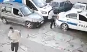 Tamirhaneye giren aracın altında kalmaktan son anda kurtuldular