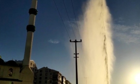 Su borusundan fışkıran tazyikli su cami minaresini aştı