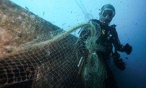 Karaburun'u hayalet ağlardan onlar temizliyor