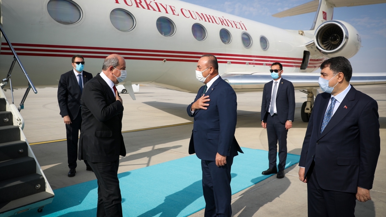 Cumhurbaşkanı Tatar’ı, Dışişleri Bakanı Mevlüt Çavuşoğlu karşıladı.