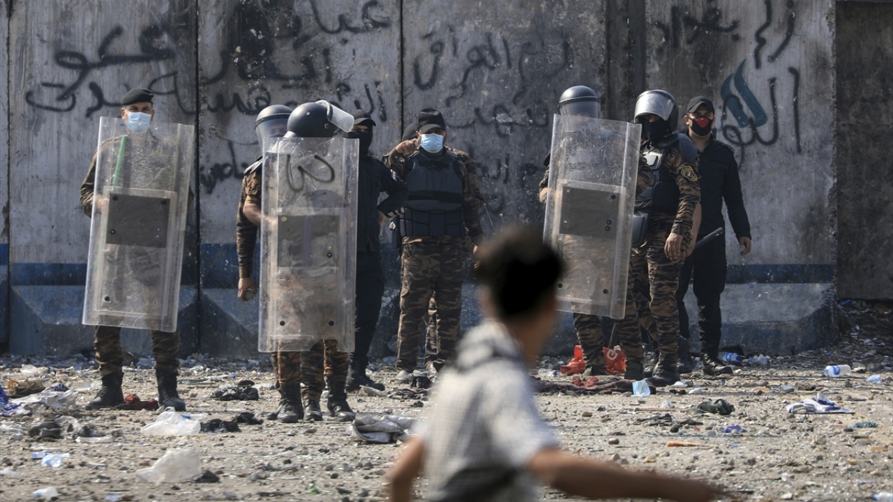 Tahrir Meydanı yakınındaki trafiğe kapalı olan Cumhuriyet Köprüsü`ne ilerleyen göstericilerle güvenlik güçleri arasında gerginlikler yaşanıyor.