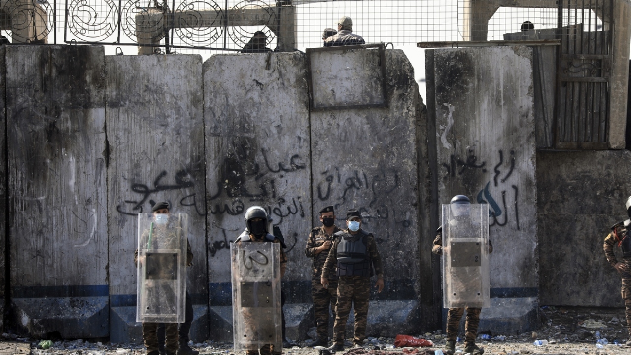 Hükümet binalarının bulunduğu korunaklı Yeşil Bölge`ye çıkan diğer güzergah konumundaki Sinek Köprüsü dünden beri trafiğe kapalı tutuluyor. Köprü üzerinde hükümete bağlı onlarca asker bulunuyor. 