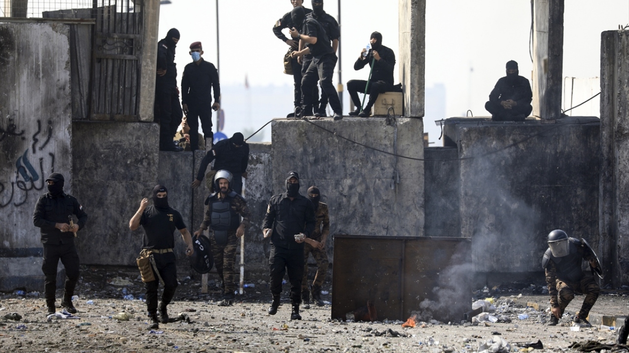 Irak hükümet güçleri, Yeşil Bölge ve çevresindeki yolları beton bariyerlerle kapatarak, güvenlik önlemlerini artırmaya devam ediyor.