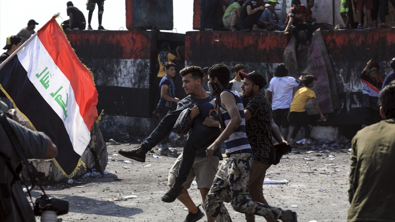 Iraklı göstericiler, 1 Ekim 2019’da başlayıp 25 Ekim`de zirve yapan gösterilerin birinci yıl dönümü nedeniyle sabah saatlerinde Tahrir Meydanı’na akın etmişti.