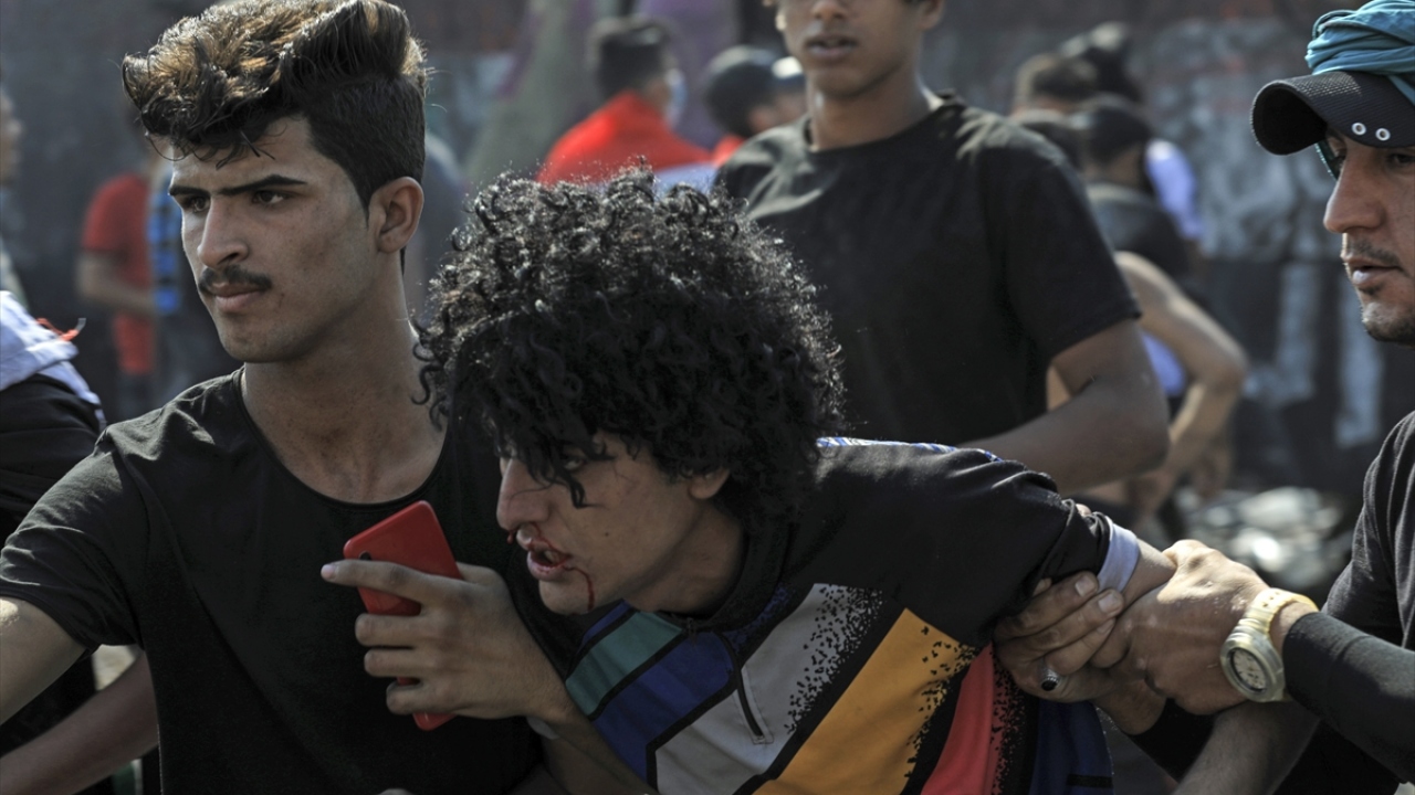 Yaklaşık 600 kişi güvenlik güçlerinin açtığı ateş sonucu hayatını kaybetmişti. Gösteri alanlarına yakın bazı binalara keskin nişancıların yerleştirildiği iddia edilmişti.