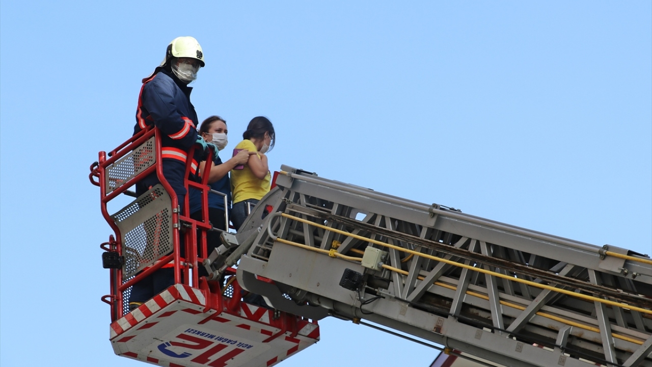 Yangın nedeniyle apartmanda duman oluştu. 