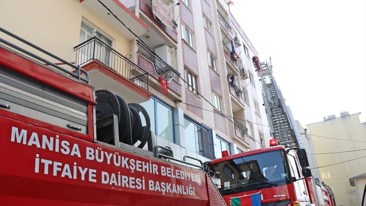 Alt kattaki dairelerde oturanlar, apartmandan kendileri ayrıldı. 4. ve 5. katta bulunanlar ise itfaiye ekiplerince kurulan merdiven yardımıyla aşağıya indirildi. 