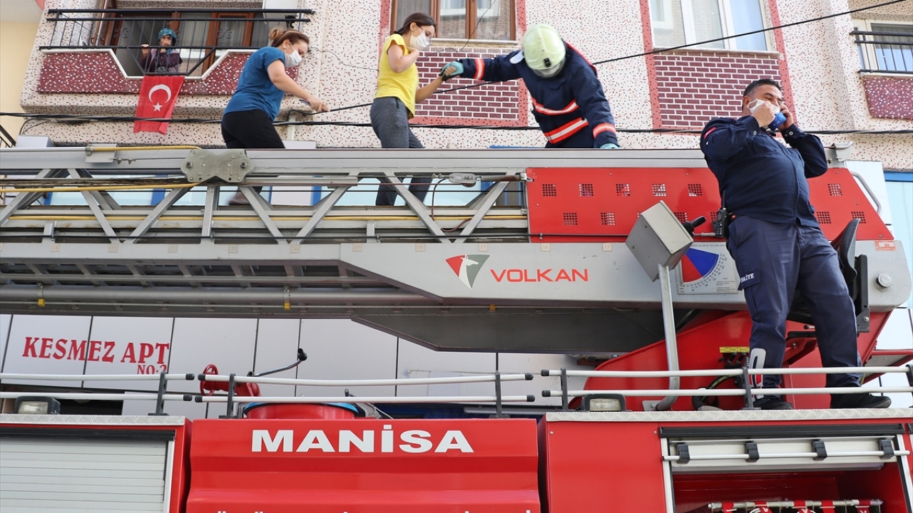 Apartmanda küçük çaplı hasara yol açan yangın, itfaiye ekiplerinin müdahalesiyle söndürüldü. 