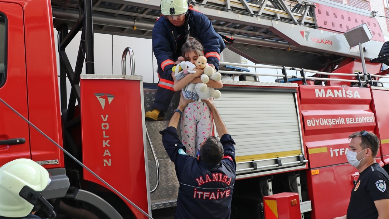 Duman tahliye edildikten sonra apartman sakinleri, evlerine döndü.