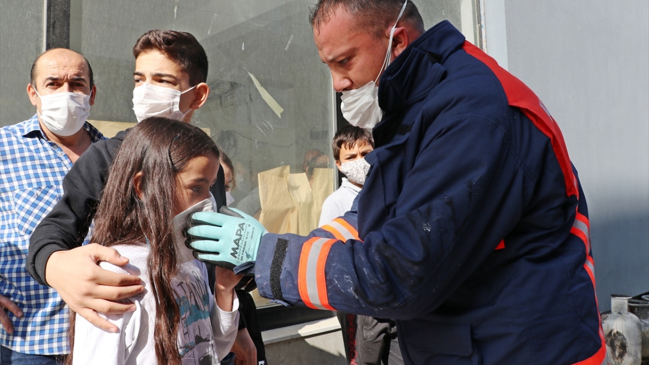 Kurtarılanlar arasında yeni tip koronavirüs (Covid-19) nedeniyle evinde karantinada bulunduğu öğrenilen baba ile 6 yaşındaki kızı da yer aldı. 