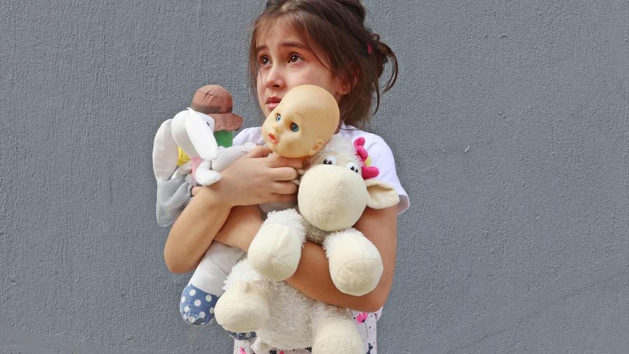 Oyuncaklarına sarılıp gözyaşı döktü