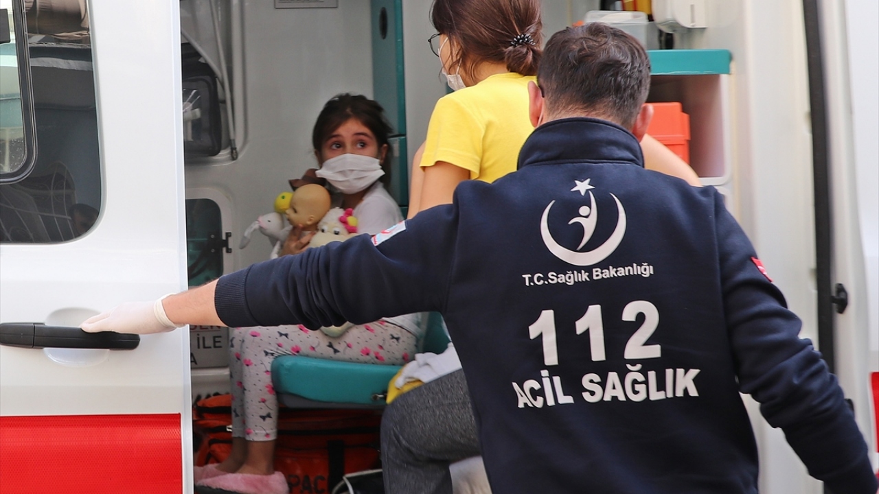 Küçük kız, aşağıda, oyuncaklarına sarılıp gözyaşları içinde ailesinin kurtarılmasını bekledi. 