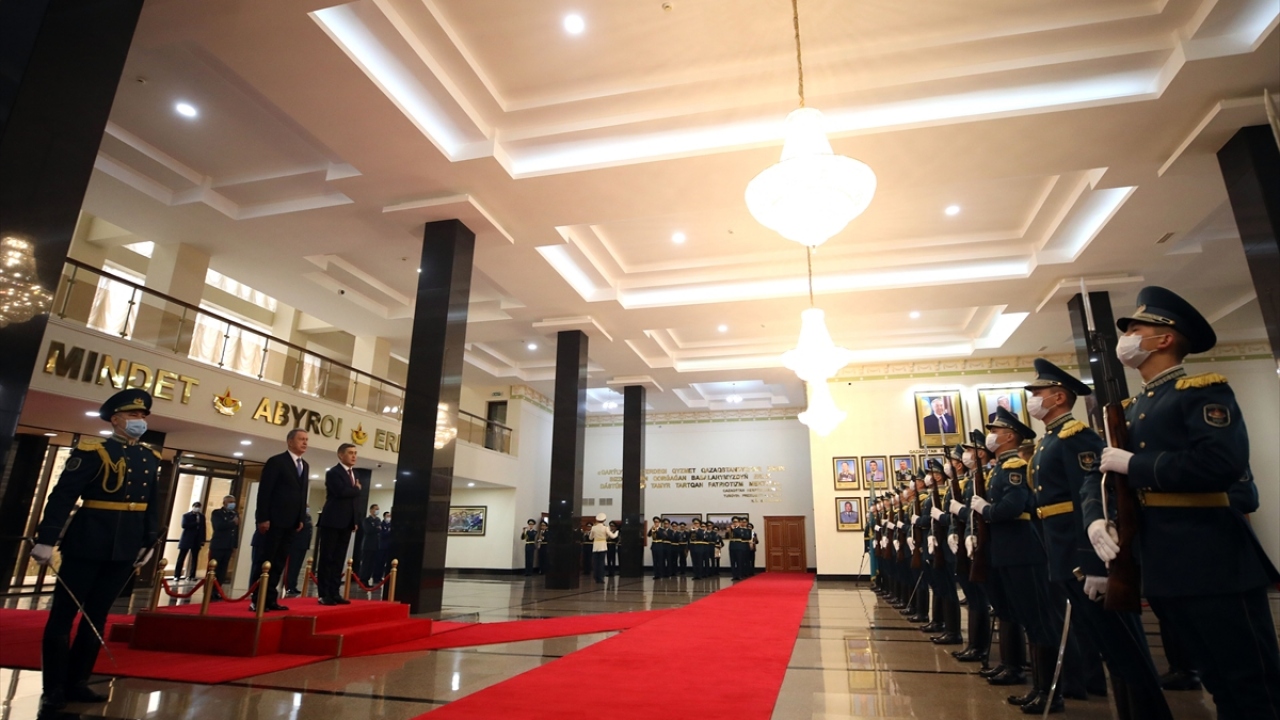 Kazakistan Savunma Bakanlığı`na gelişinde Savunma Bakanı Nurlan Yermekbayev tarafından karşılanan Akar`ın alandaki yerini almasının ardından askeri tören başladı.
