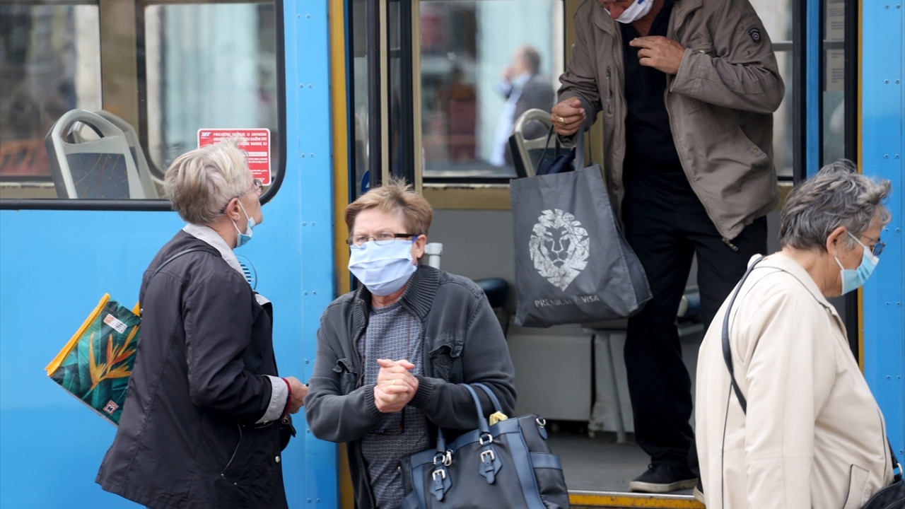 Balkan ülkeleri Hırvatistan, Slovenya ve Bosna Hersek`te artmaya devam eden yeni tip koronavirüs (Covid-19) vakaları nedeniyle tedbirler de sıkılaştırılıyor.