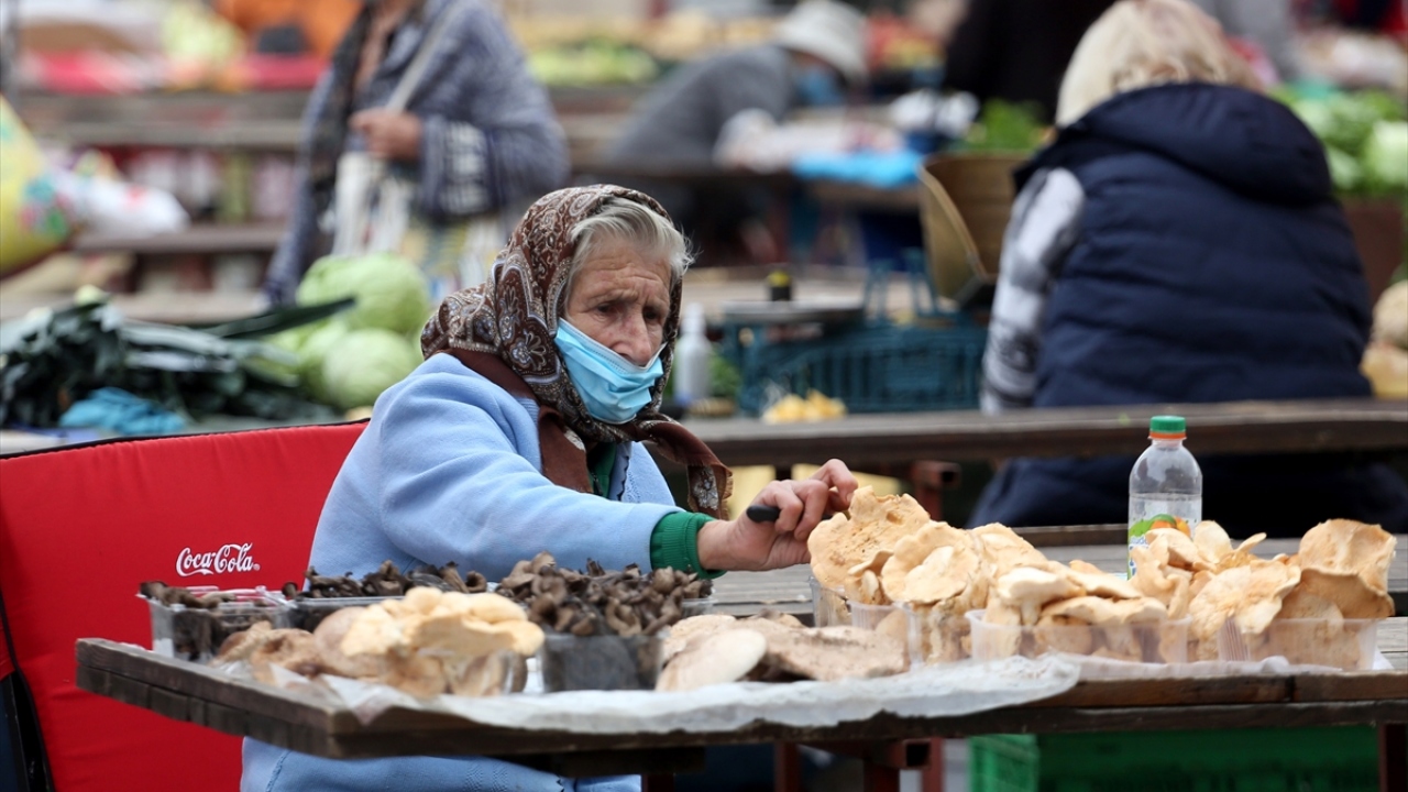 Hırvatistan`da günlük vaka sayılarının geçen hafta ilk kez 2 binin üzerine çıkması üzerine hükümetin aldığı kararla bugünden itibaren ek tedbirler uygulanmaya başladı. 