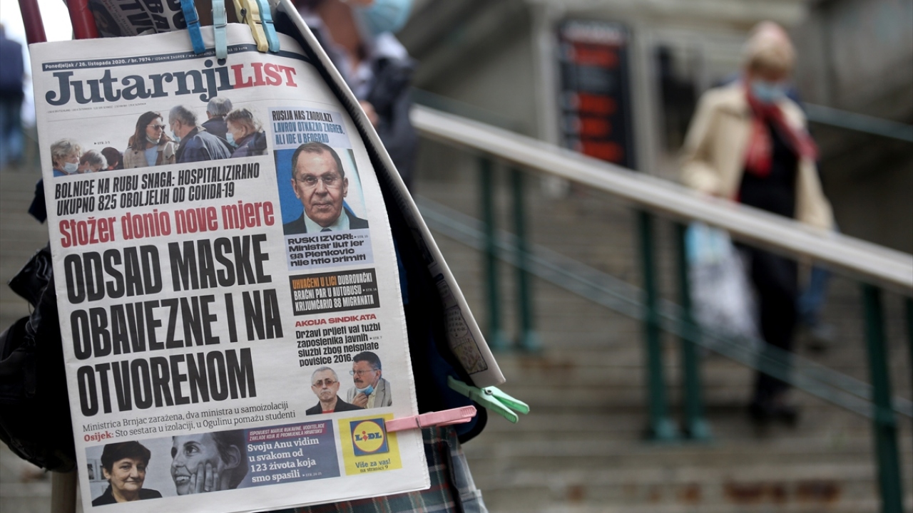 Bu kapsamda, açık alanlarda 1,5 metre, kapalı alanlarda ise 2 metre sosyal mesafe zorunluluğu getirilirken, toplanmalar da 50 kişiyle sınırlandırıldı.