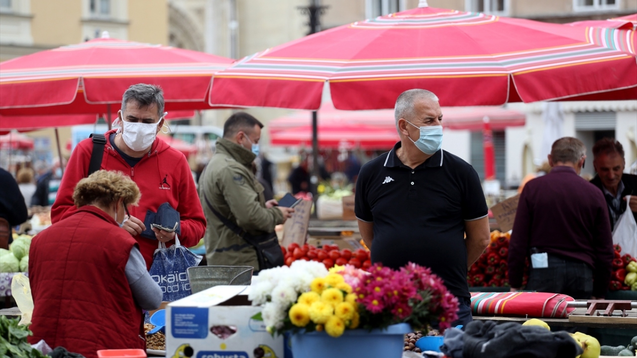 Sosyal mesafenin uygulanmasının mümkün olmadığı yerlerde maske zorunluluğu da getirilirken, başkent Zagreb`deki spor salonu da Covid-19 hastalarına ayrıldı.