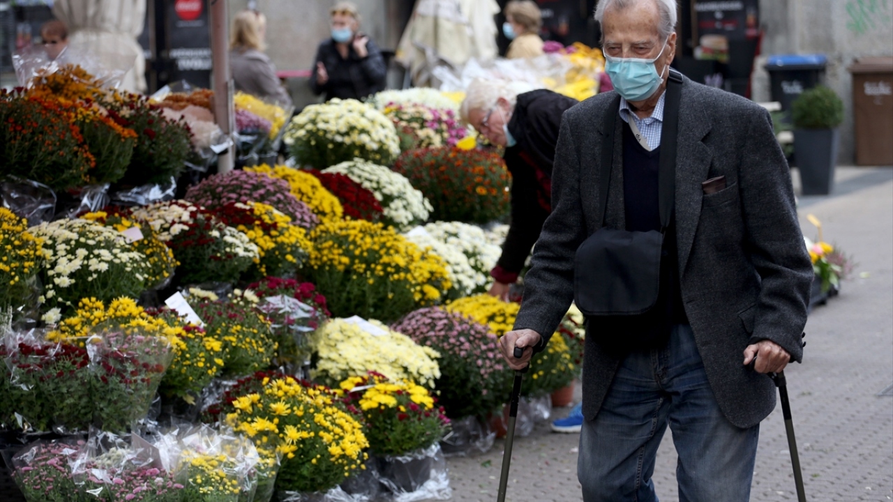 Sağlık Bakanı Vili Beros, Zagreb Arena`ya yalnızca hafif belirti gösteren hastaların alınacağını belirterek, buraya 1000`den fazla yatak yerleştirileceğini duyurdu.