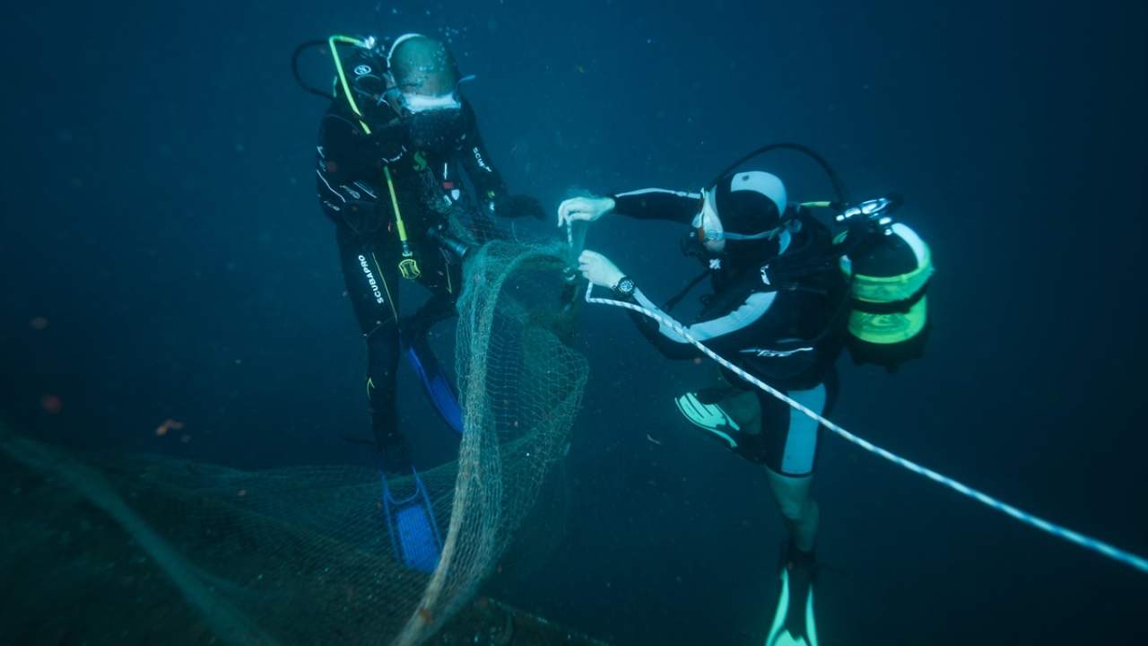 Karaburun`da dalgıçlara bazen yunuslar, bazen akya sürüleri eşlik ediyor. 
