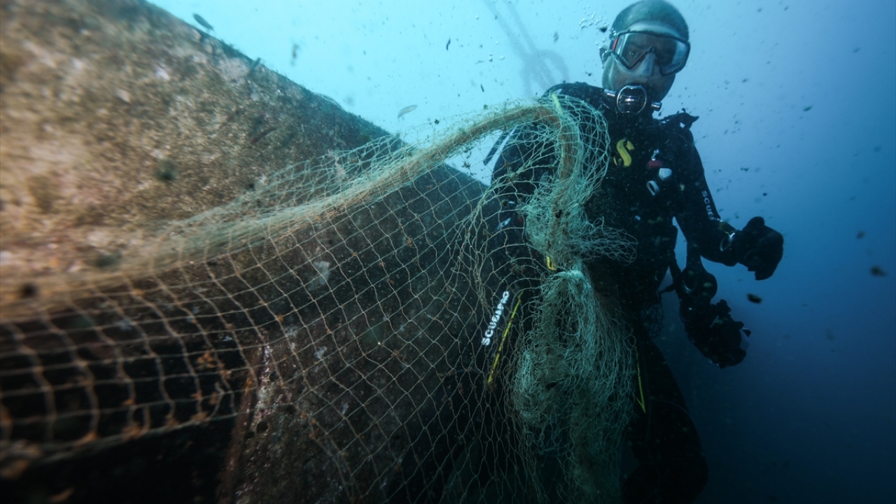 Mürenden orfoza, deniz tavşanından ahtapota yüzlerce çeşide ev sahipliği yapan bölgede, "hayalet ağlar" ise doğal güzelliğe gölge düşürüyor. 