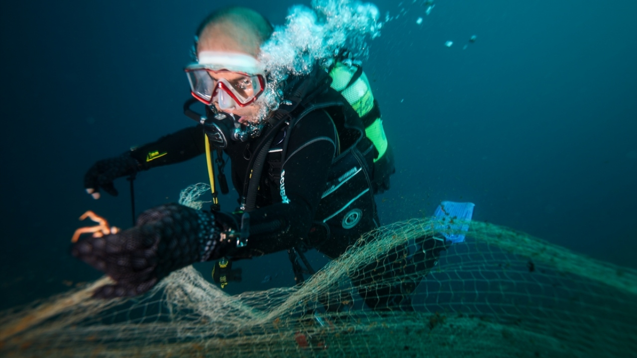 Bölgede bulunan yapay resiflerdeki hayalet ağlar genellikle dalış okullarının eğitmenleri tarafından temizleniyor. 