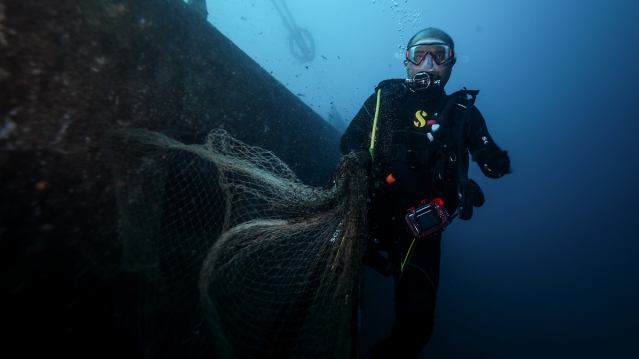 Denizi temizlemek için dalan ekipler, kimi zaman bir yengeci, kimi zaman bir balığı özgürlüğüne kavuşturuyor.