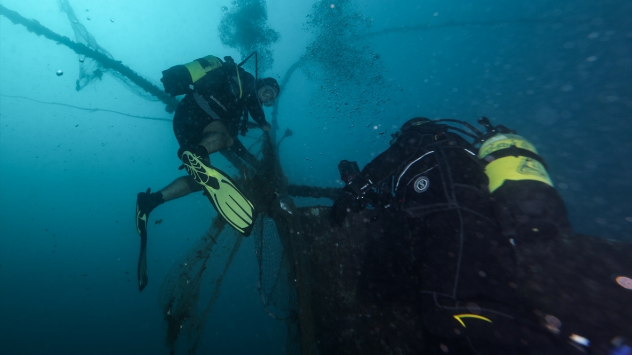 Bazen olumsuz durumlarla da karşılaştıklarını anlatan Aras, bunların başında da deniz dibindeki "hayalet ağ"ların geldiğini kaydetti. 