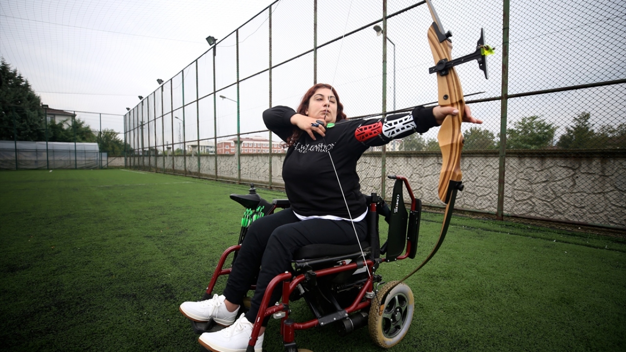 Burada ağrılarının sebebini araştıran doktorların enzim eksikliği tespit etmesinin ardından tedavisine başlanan ancak omurilik felci sonucu ayalarını kullanamaz hale gelen Miray, yaşadığı bu duruma rağmen hayata küsmedi.