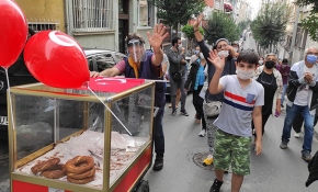 Mahalleli simitçisine sahip çıktı