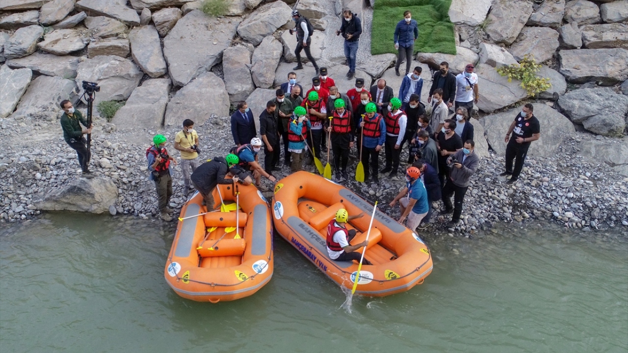 Bakan Kasapoğlu, Türkiye Rafting Şampiyonası 2. ayak yarışlarının gerçekleştireceği Depin Bölgesi`ne geldi. 