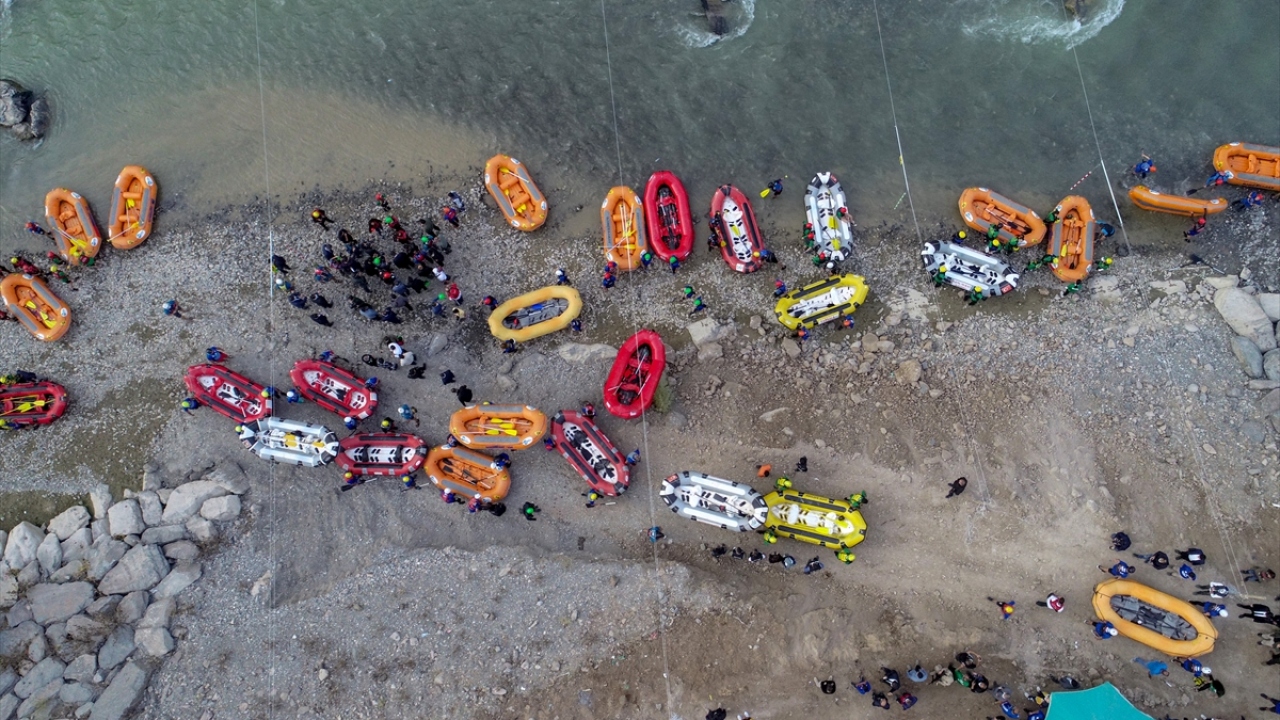 Gençlik ve Spor Bakanı Mehmet Muharrem Kasapoğlu, Hakkari`de düzenlenen Türkiye Rafting Şampiyonası 2. ayak yarışlarının startını verdi. 