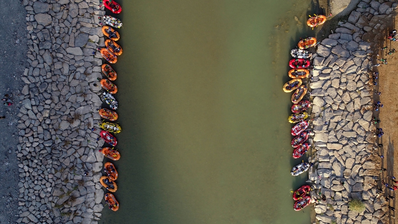 ap Suyu kenarında bota binerek ülkenin farklı illerinden gelen sporcularla bir süre rafting yapan Kasapoğlu, şampiyonanın startını verdi.