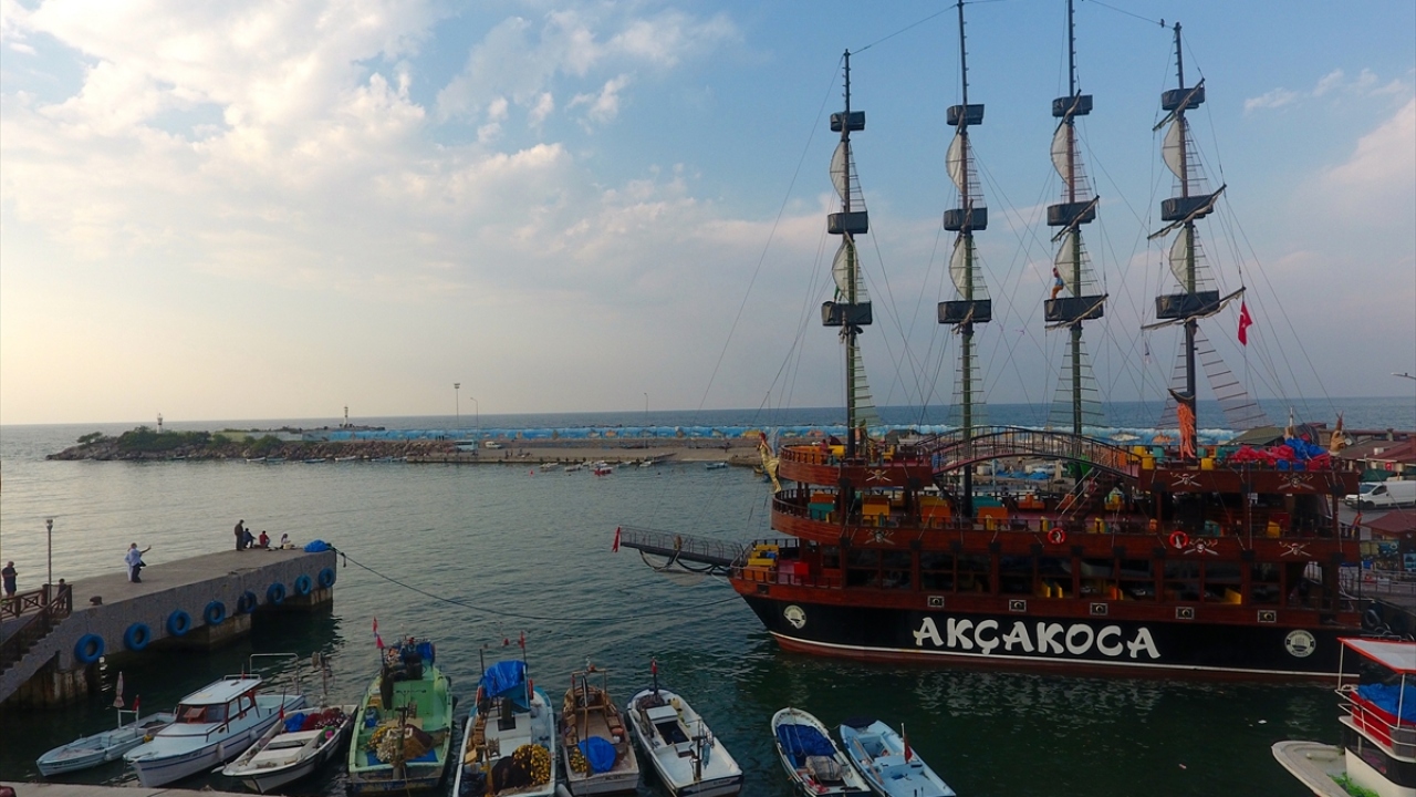 Son yılların en iyi sezonlarından birini geçiren balıkçılar, havaların soğumasıyla rotalarını çinekop ve hamsiye çevirdi. 