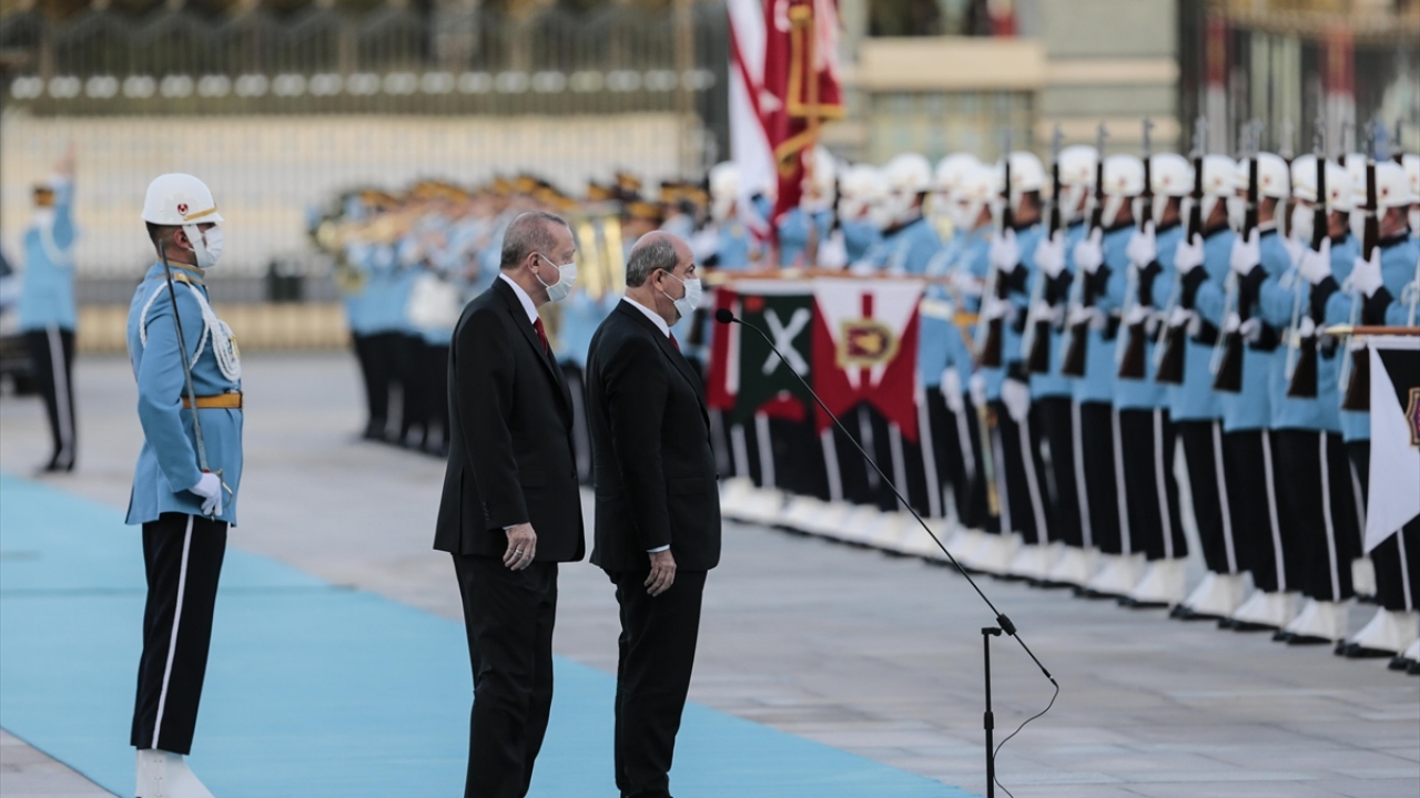 Tatar, tören kıtasını, "Merhaba asker" diyerek selamladı.