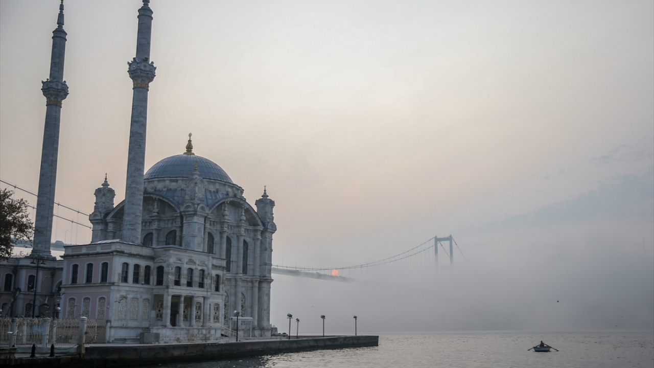 İstanbul`da sabah saatlerinde oluşan sis, kent genelinde etkili oldu.